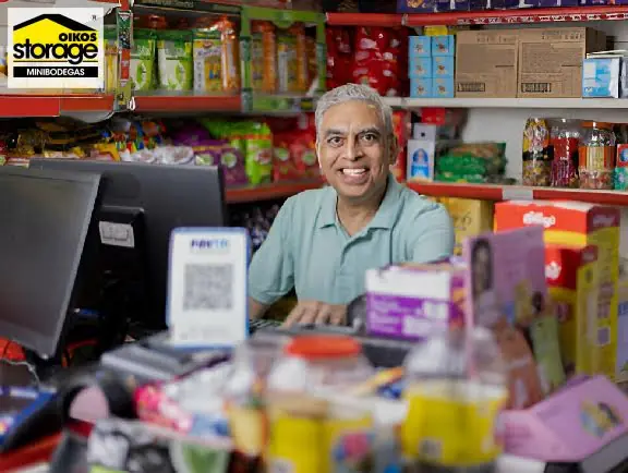 Comerciante en su local